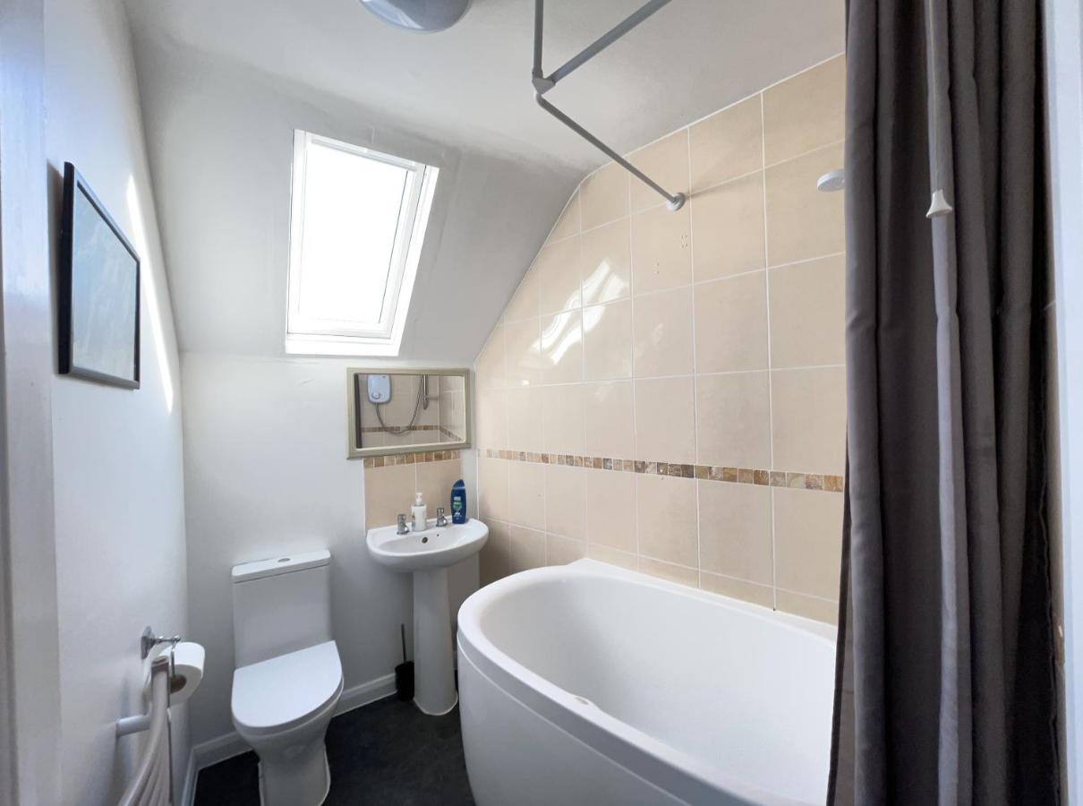 One-Bedroom Flat In Cheam Village מראה חיצוני תמונה