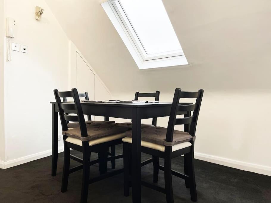 One-Bedroom Flat In Cheam Village מראה חיצוני תמונה