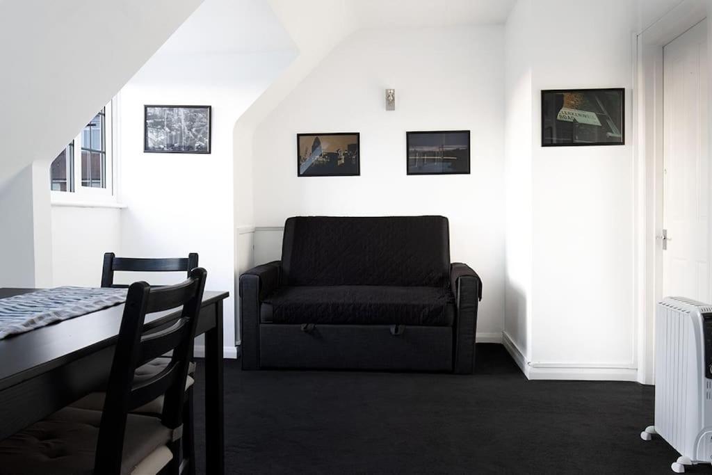 One-Bedroom Flat In Cheam Village מראה חיצוני תמונה