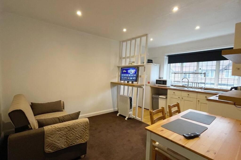 One-Bedroom Flat In Cheam Village מראה חיצוני תמונה