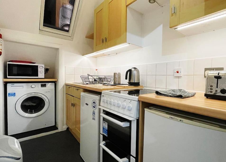 One-Bedroom Flat In Cheam Village מראה חיצוני תמונה