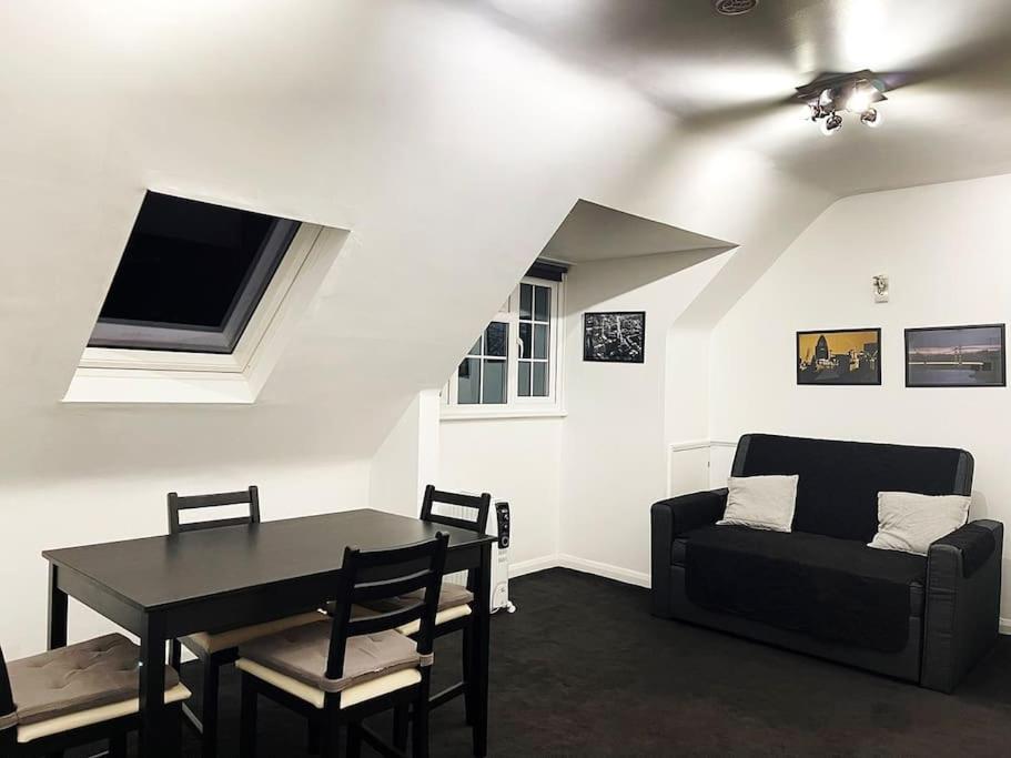 One-Bedroom Flat In Cheam Village מראה חיצוני תמונה