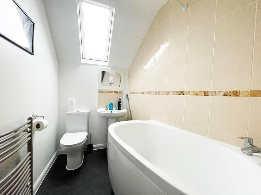One-Bedroom Flat In Cheam Village מראה חיצוני תמונה