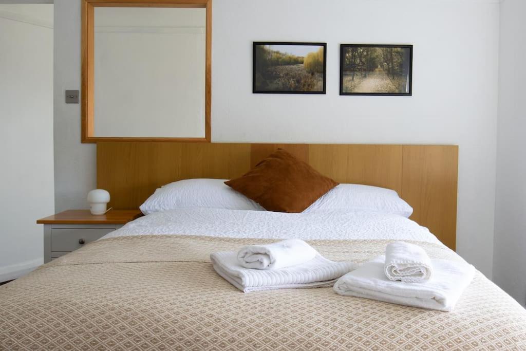 One-Bedroom Flat In Cheam Village מראה חיצוני תמונה