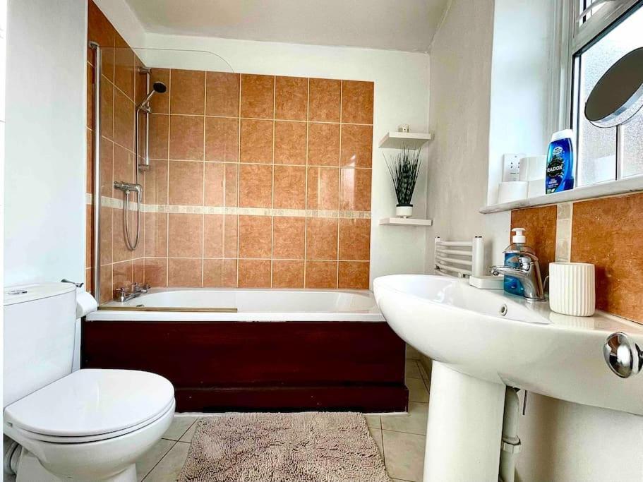 One-Bedroom Flat In Cheam Village מראה חיצוני תמונה