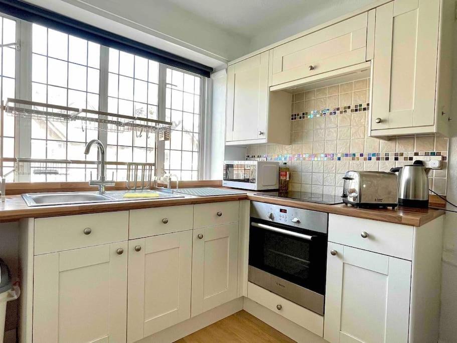 One-Bedroom Flat In Cheam Village מראה חיצוני תמונה